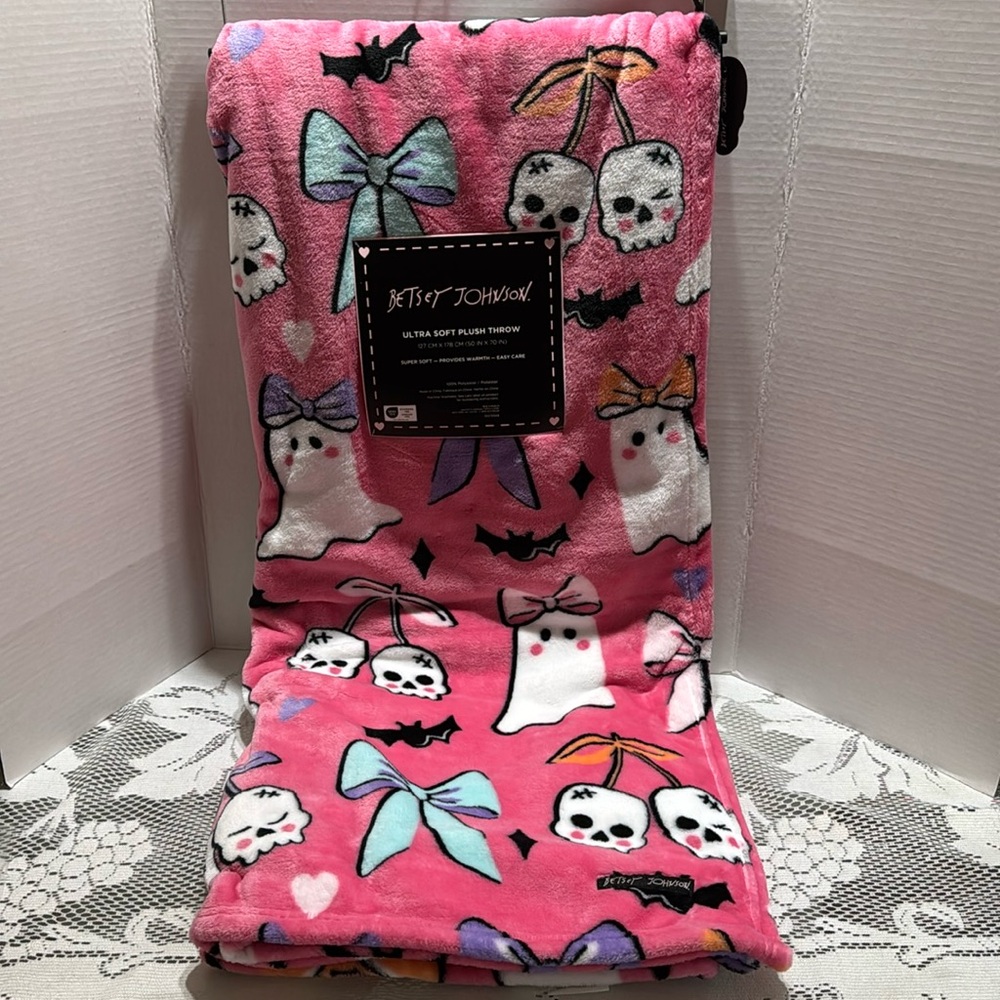 Betsey Johnson Ultra Soft Plush Throw Blanket Halloween Ghosts Bows Bats Skulls
